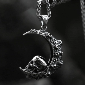 Vue macro d'un pendentif lune en argent avec détail de crâne et texture de cratère