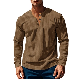 Detail der kontrastierenden Knopfleiste am braunen Herren Henley-Shirt mit Rippstruktur