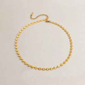 Dettaglio della collana in acciaio inossidabile placcato oro 18K con dischi a raggiera