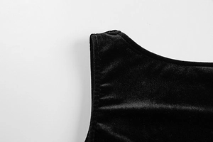 Gros plan sur la texture velours noir premium d'une robe moulante dos nu chic