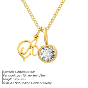 Collier en acier inoxydable doré avec un pendentif lettre A et pierre de cristal ronde