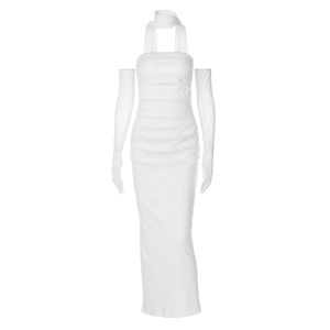 Détail de la robe bustier blanche avec design plissé et longs gants assortis élégants