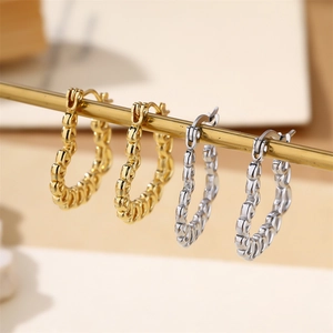 Élégantes créoles en forme de cœur en or 18 carats et argent avec texture de chaîne