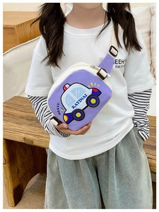 Sac de poitrine violet pour enfant avec patch voiture de police porté par un enfant