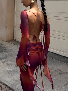 Robe longue chic dos nu avec imprimé dégradé, manches longues et volants aux tons chauds