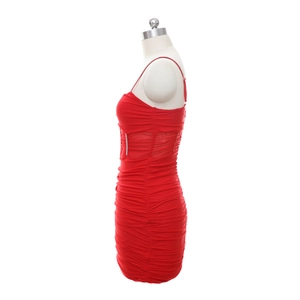 Détail de la robe moulante rouge sans bretelles avec découpe latérale et tissu froncé