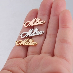 Σετ από ανοξείδωτο ατσάλι Mama μενταγιόν με στέμμα σε χρυσό, ασήμι και ροζ χρυσό χρώμα