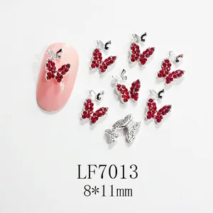 Detalle de adorno para uñas de mariposa 8x11mm con cristales rojos y base plata