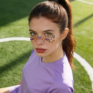 Temporäre 2026 Fußball-Gesichtstattoos mit Pokalen und Bällen auf einem Sportmodel-Gesicht