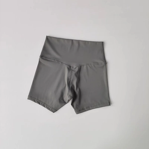 Dettaglio dei pantaloncini sportivi grigio scuro a vita alta con cuciture a V push-up