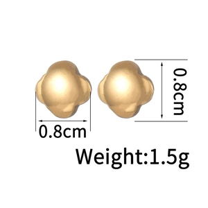 Detailed view of 18K gold plated clover pearl earrings showing 0.8cm size and 1.5g weight