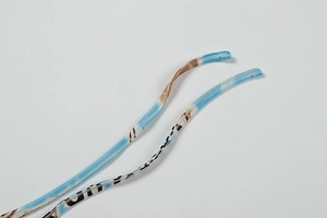 Détail des lanières à imprimé léopard bleu avec coutures plates renforcées sur la robe