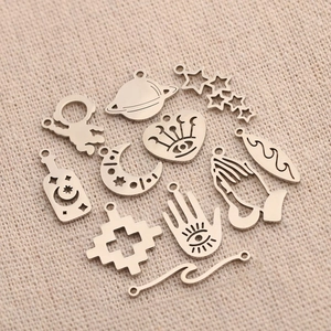 Spiegelpoliertes Edelstahl Anhänger Set mit Planeten Sternen und Mond für Schmuckdesign