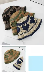 Détail de chapeaux cloches en paille tissée avec motifs cœurs en vert, marron et crème