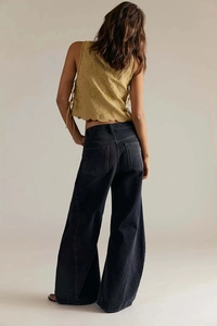 Vue arrière du jean large taille haute gris anthracite avec un haut jaune moutarde