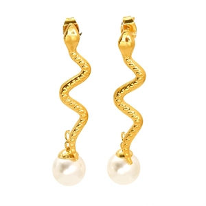 Élégantes boucles d'oreilles serpent en acier doré avec pendentifs perles blanches