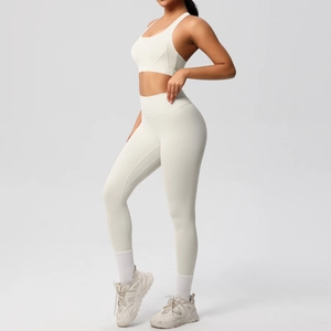 Detalle del conjunto de yoga blanco crema con leggings de cintura alta y sujetador