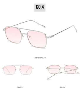 Détails de lunettes de soleil carrées en métal argenté avec verres roses sous plusieurs angles