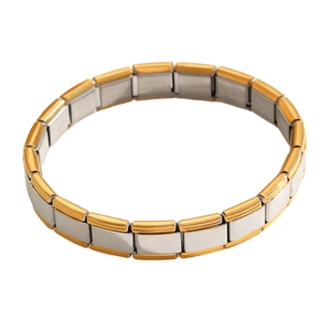 Detail eines zweifarbigen modularen Edelstahlarmbandes mit polierten Gold- und Silbergliedern