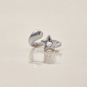 Detailed macro shot of 18K gold stainless steel star ring with heart crystal inlay
