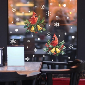 Stickers de Noël avec oiseaux rouges, cloches et flocons de neige sur vitre de fenêtre