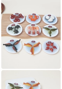 Detailoverzicht van 9 miniatuur zeevruchten op houten dienblad met kerstmis versieringen