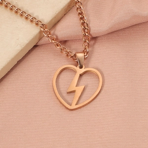 Collier cœur en acier inoxydable or rose avec éclair sur soie rose et support pierre