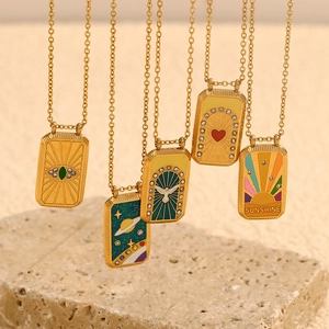 Détail de colliers tarot plaqués or 18K avec pendentifs en émail coloré sur socle pierre