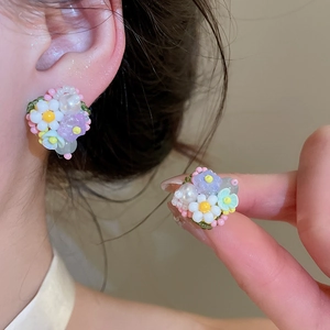 Pendientes de botón de flor de cuentas coloridas con pétalos de cristal y perlas finas