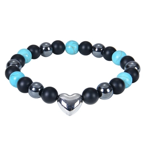 Detail von 8mm Onyx- und Türkisperlenarmband mit herzförmigem Metallanhänger