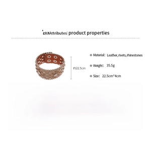 Détail d'un large bracelet en cuir avec des rivets argentés et des strass étincelants