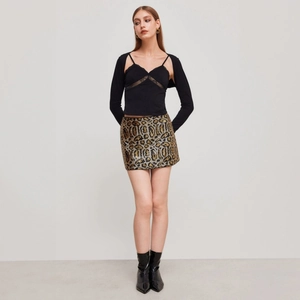 Completo tre pezzi gonna leopardata con canotta in pizzo e cardigan su modella