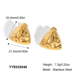 Detailsicht goldener geometrischer Dreiecksohrringe mit Maßen und Gewichtsangaben