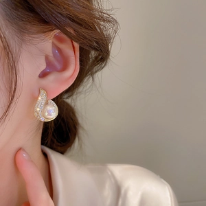 Elegant s925 silver needle pearl stud earrings with sparkling pavé diamonds on a model