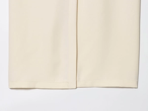 Vue détaillée de l'ourlet de la jupe midi beige en crêpe avec coutures de haute qualité