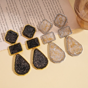 Boucles d'oreilles géométriques en résine avec feuilles d'or et cadres métalliques