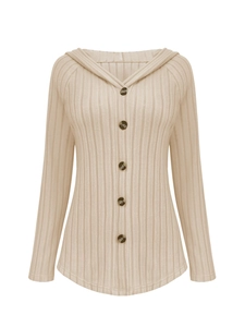 Dettaglio del cardigan con cappuccio in maglia a coste e cinque bottoni beige albicocca