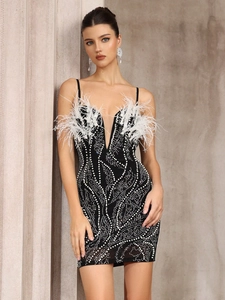 Robe de soirée courte noire sexy avec décolleté en V, plumes blanches et motifs perlés