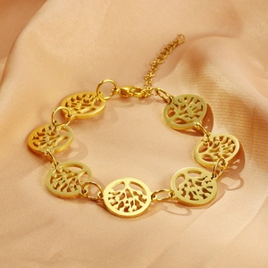 Bracelet arbre de vie plaqué or 18K sur un fond en soie couleur champagne