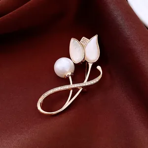 Broche Fleur De Tulipe Avec Nacre Et Künstliche Perle D'imitation Plaqué Or 14K Épinglette Élégante En Zircone Cubique Pour Femmes