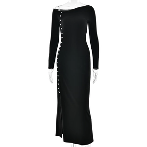Robe longue noire chic à une épaule avec fente latérale et boutons argentés