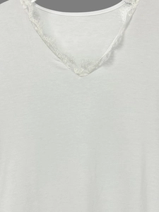Makro-Detail des V-Ausschnitts mit zarter Spitze am weißen Baumwoll-T-Shirt