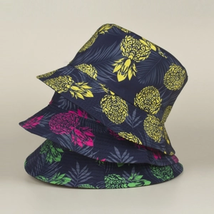 Détails d'un chapeau bob avec motifs tropicaux et imprimés d'ananas multicolores