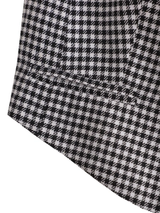 Gros plan détaillé sur la texture du tissu pied-de-poule noir et blanc et coutures fines