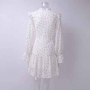 Dettaglio posteriore dell'abito in chiffon floreale con balze e motivi femminili delicati