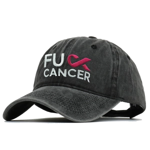 Dettaglio del ricamo FU CANCER su cappello in cotone lavato con simbolo nastro rosa