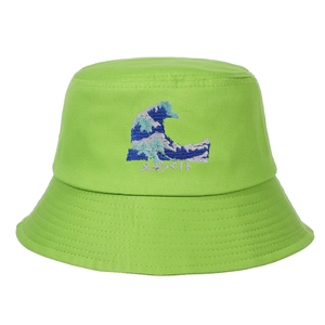Cappello a secchiello verde brillante con ricamo a onde e scritte in giapponese