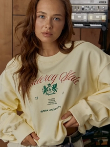 Oversized κρεμ φούτερ με τύπωμα Monterey State σε vintage περιβάλλον στούντιο