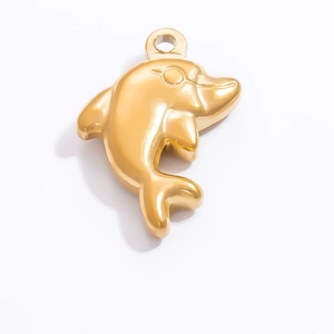 Détail d'un pendentif dauphin en or poli avec anneau pour la création de bijoux DIY