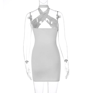 Vue arrière détaillée d'une robe dos nu blanche licou avec des détails de couture nets
